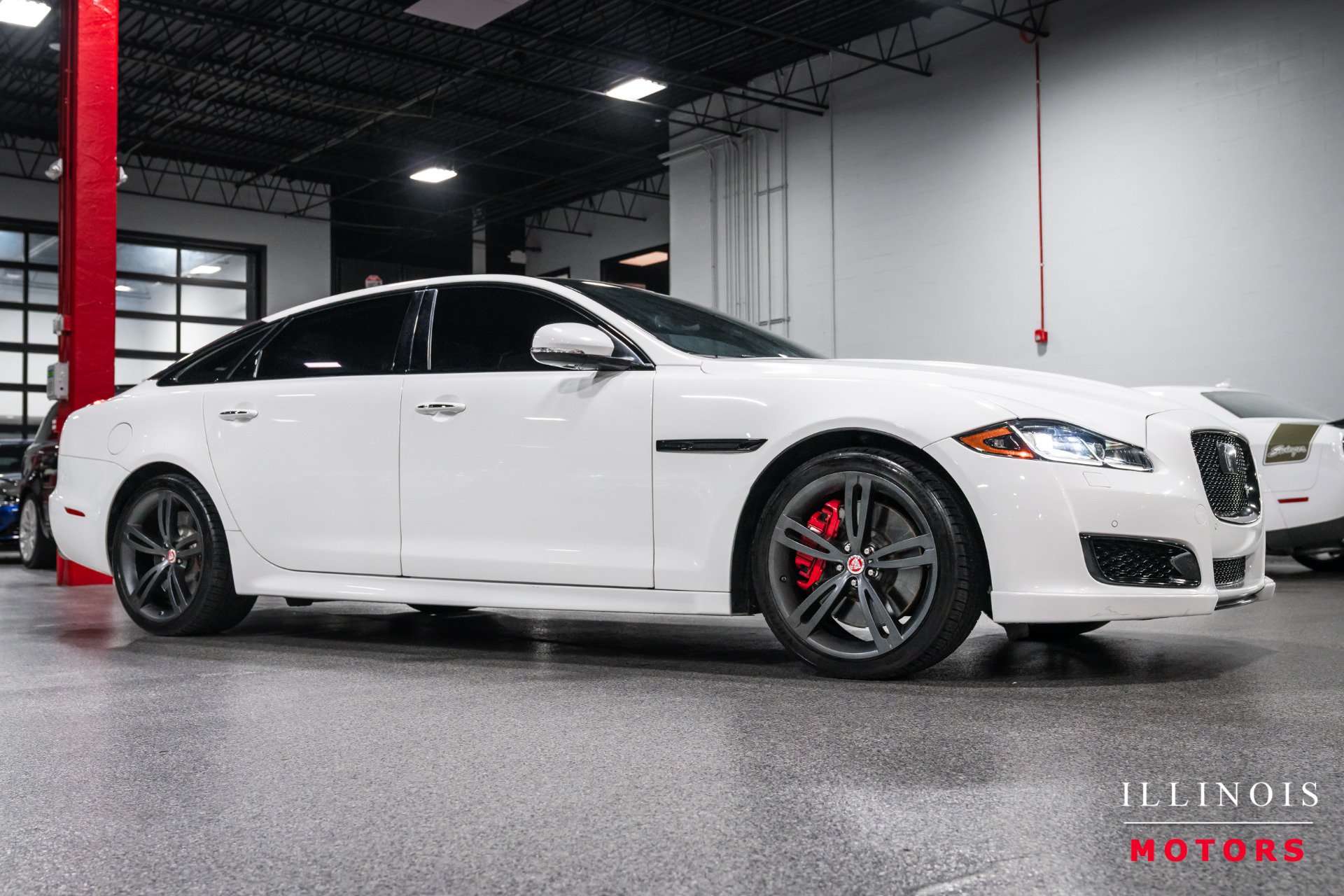 Used 2017 Jaguar XJ R RWD image 7