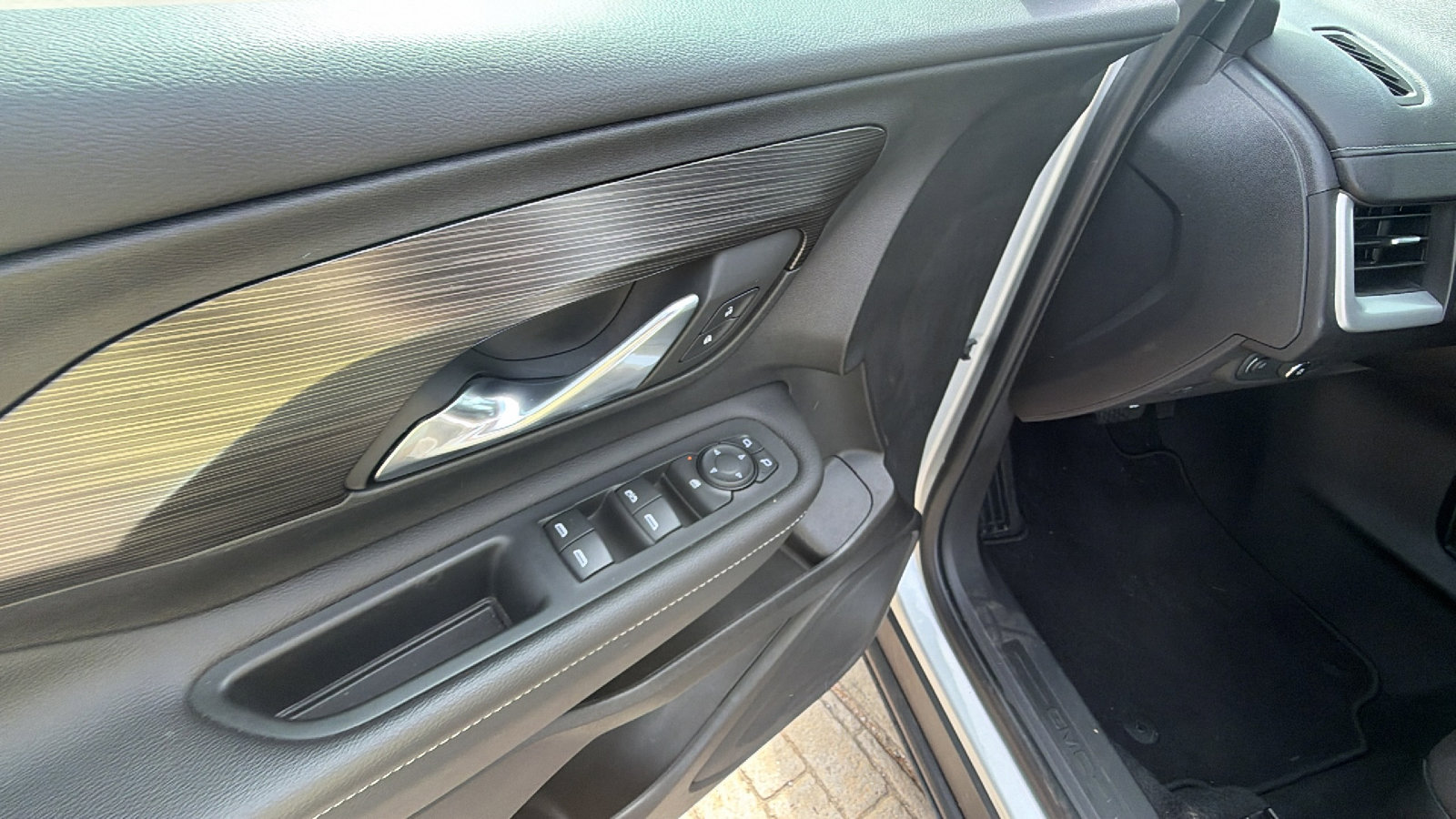 Used 2022 GMC Terrain SLE FWD image 15