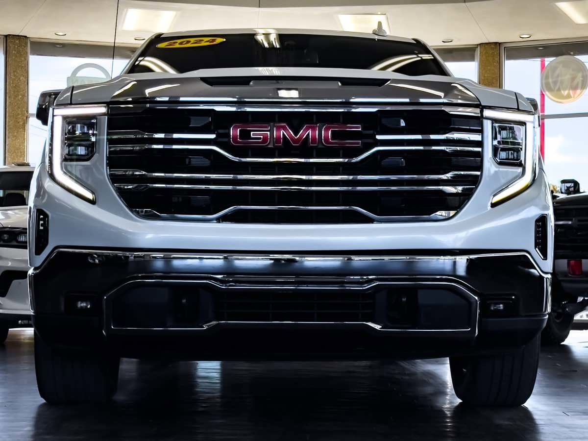 Used 2024 GMC Sierra 1500 SLT w/ SLT Convenience Package image 4