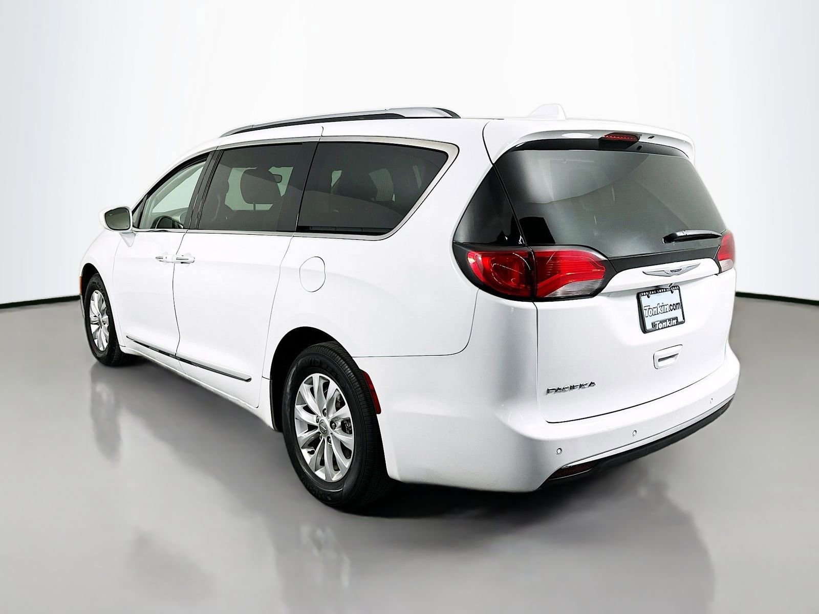 Used 2019 Chrysler Pacifica Touring-L image 6