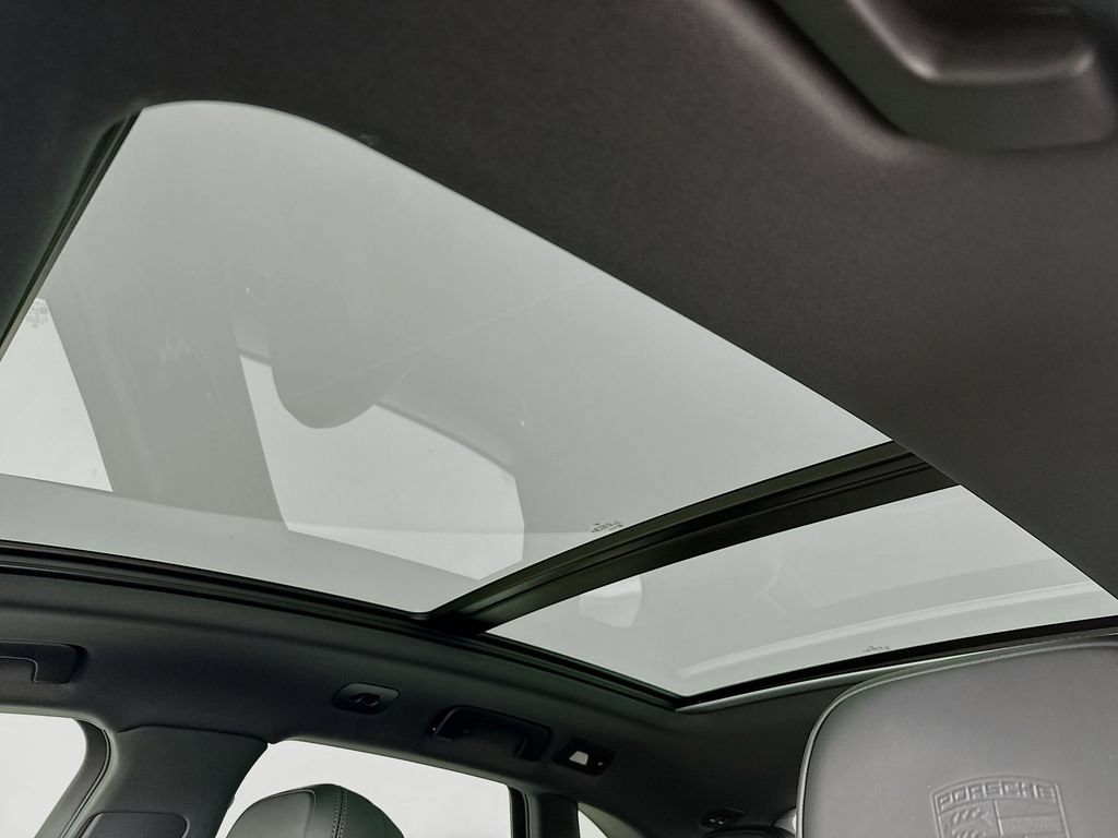 Certified 2025 Porsche Macan AWD/4WD image 24