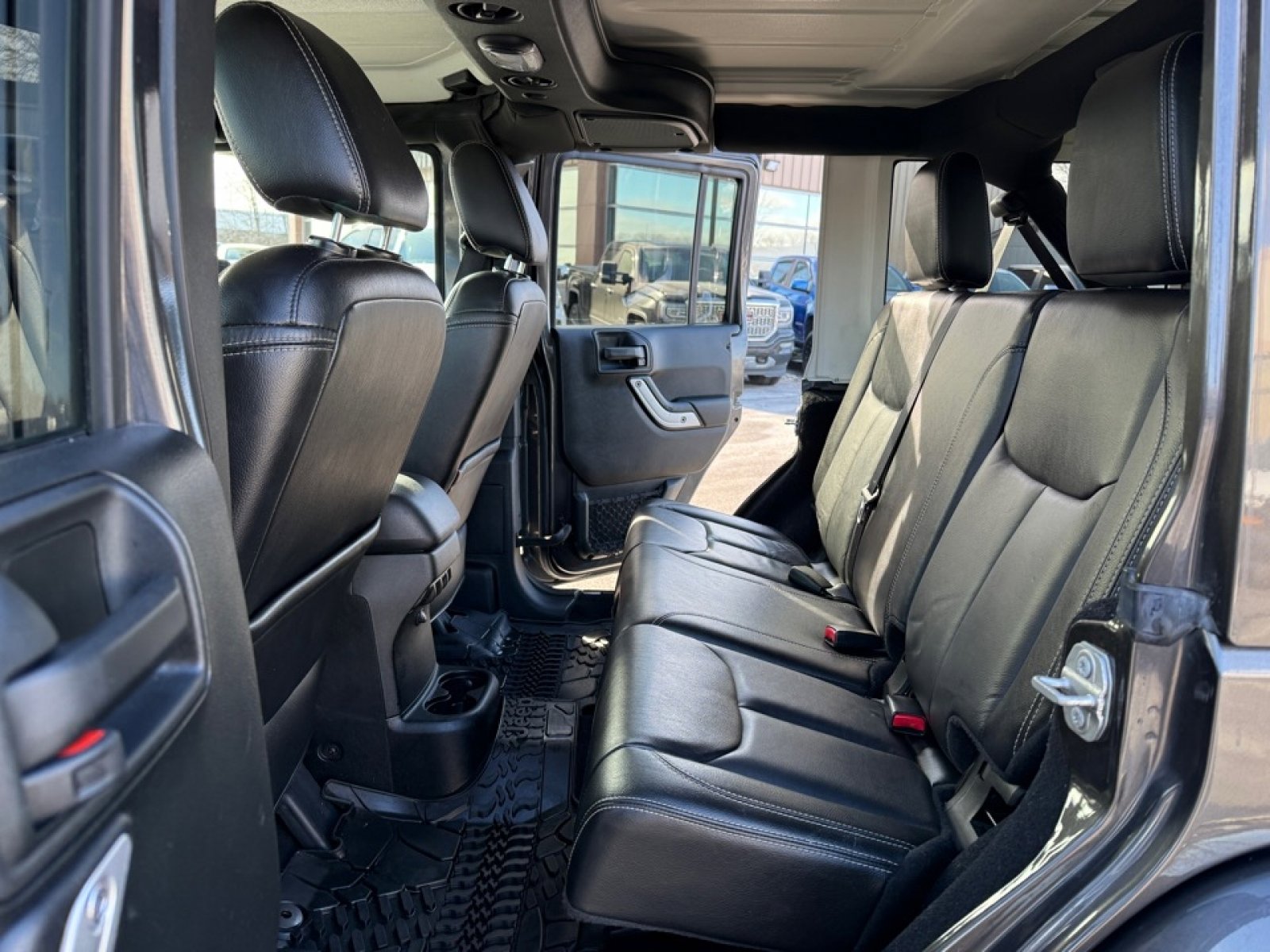 Used 2018 Jeep Wrangler Unlimited Sahara w/ Connectivity Group image 14
