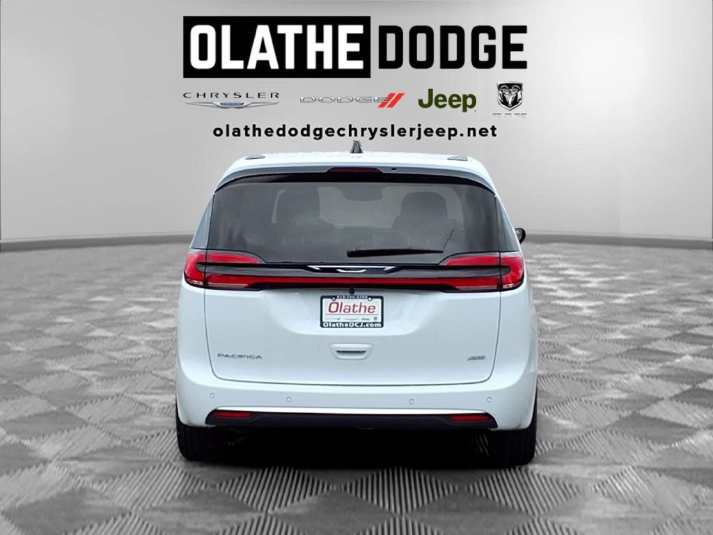New 2027 Chrysler Pacifica Select AWD/4WD image 26