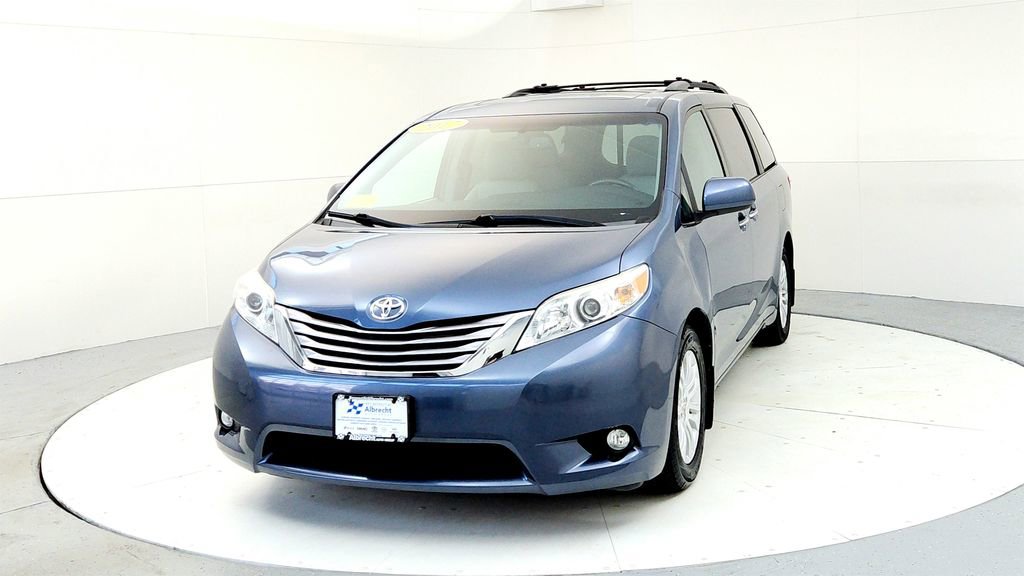 Used 2017 Toyota Sienna XLE FWD image 2