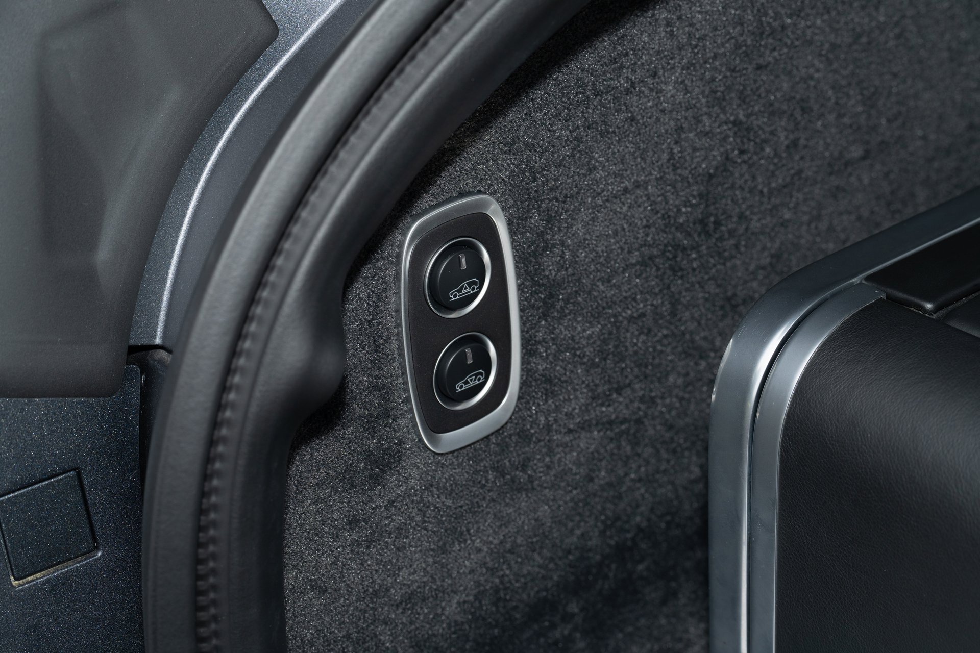 Used 2025 Aston Martin DBX 707 image 31