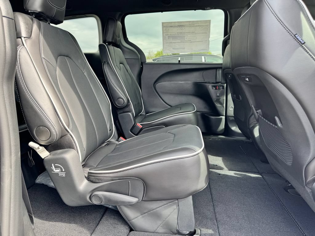 New 2026 Chrysler Pacifica Limited FWD image 12