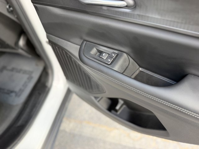 Used 2025 Jeep Grand Cherokee Laredo AWD/4WD image 29