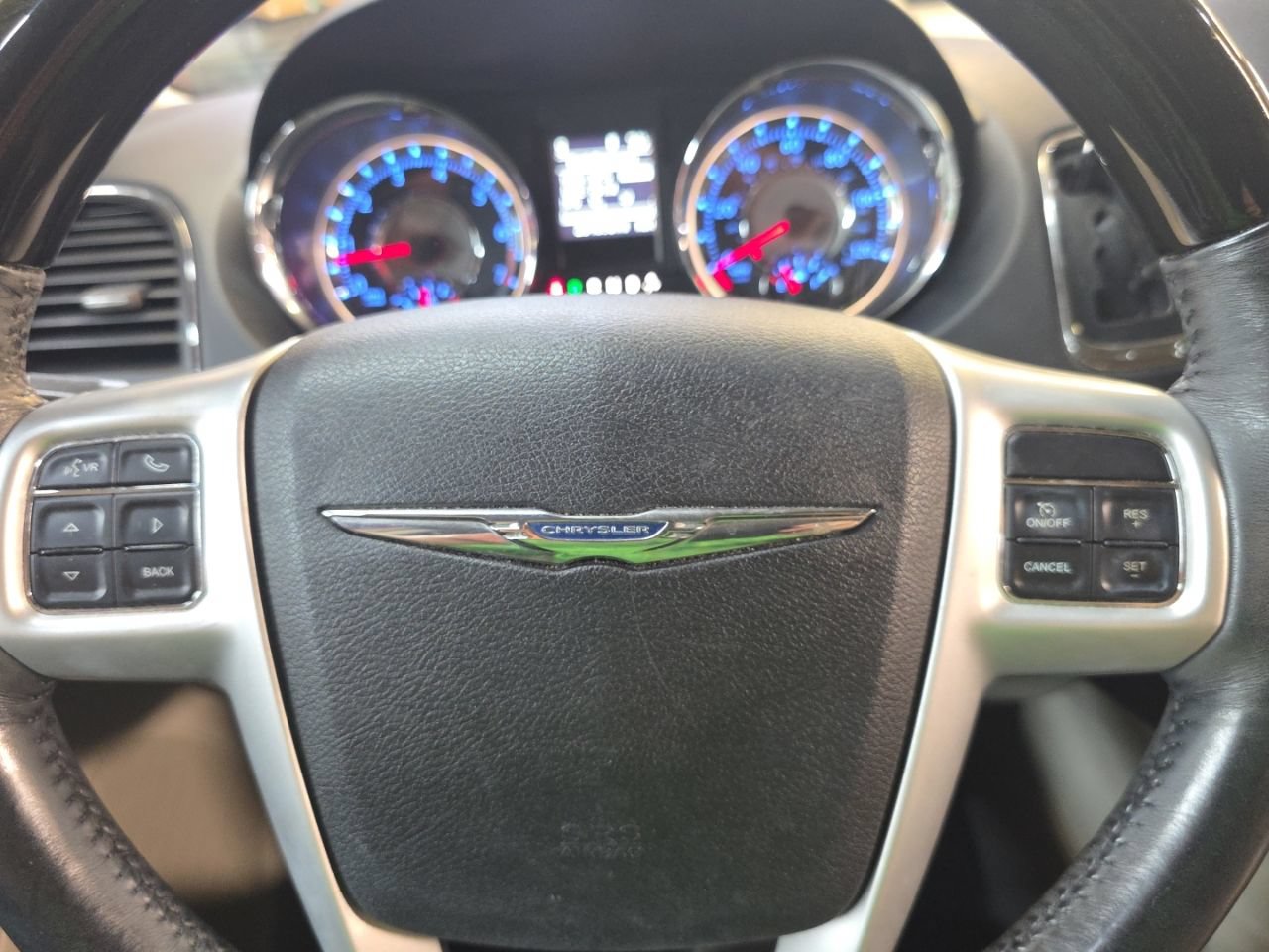Used 2015 Chrysler Town & Country Limited Platinum FWD image 32