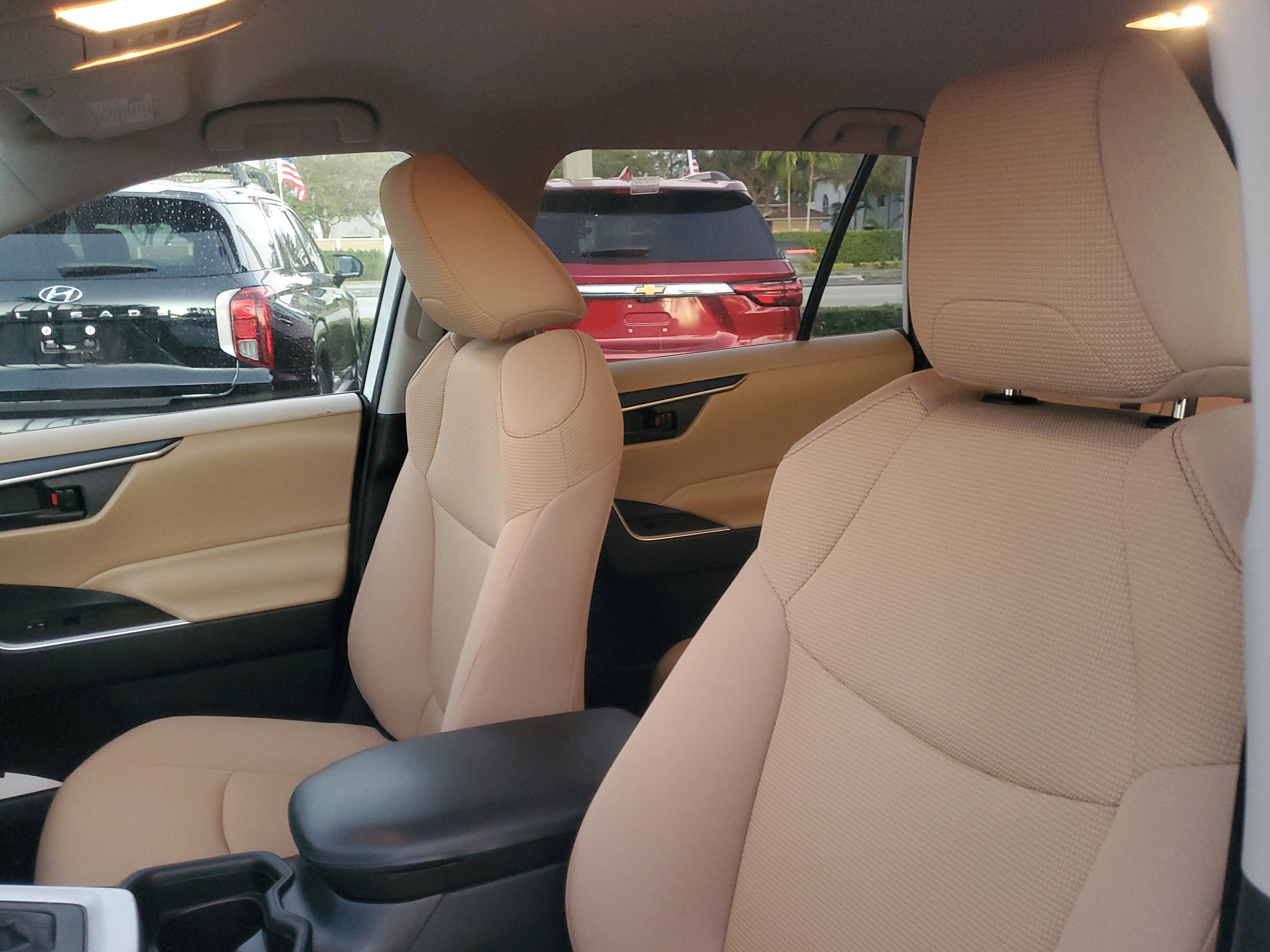 Used 2021 Toyota RAV4 LE image 17