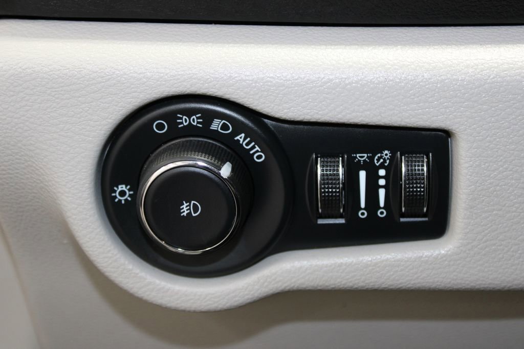 Used 2024 Chrysler Pacifica Touring-L image 47