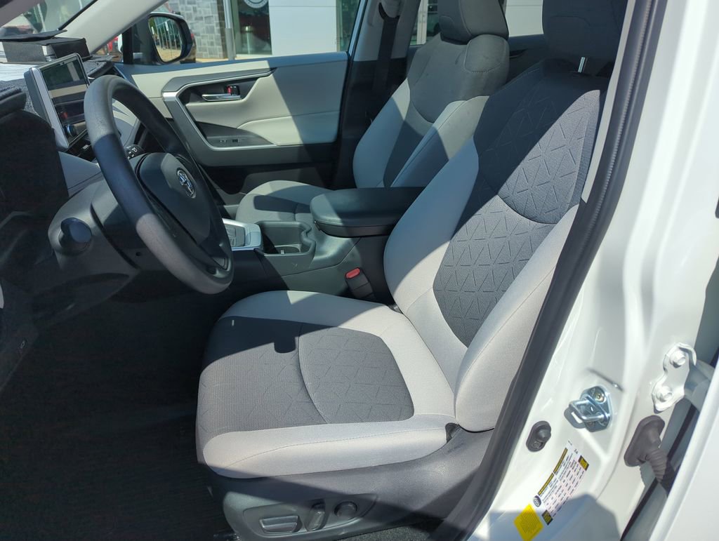 Used 2024 Toyota RAV4 XLE w/ Convenience Package FWD image 12