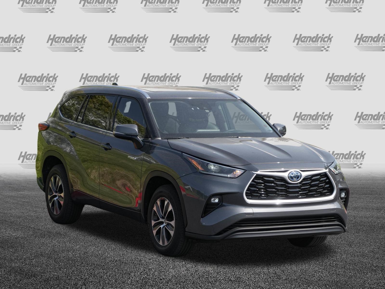 Used 2021 Toyota Highlander XLE FWD image 2