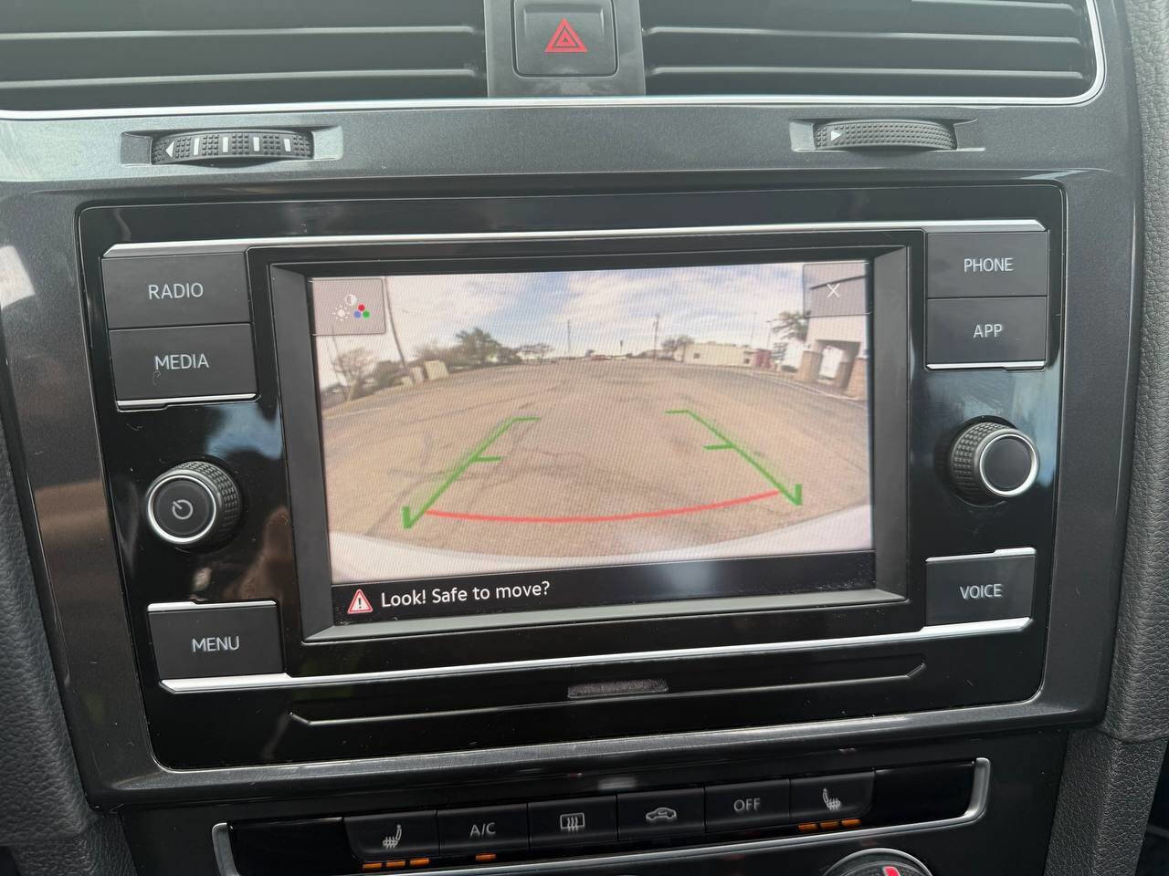 Used 2020 Volkswagen Golf 4-Door image 18