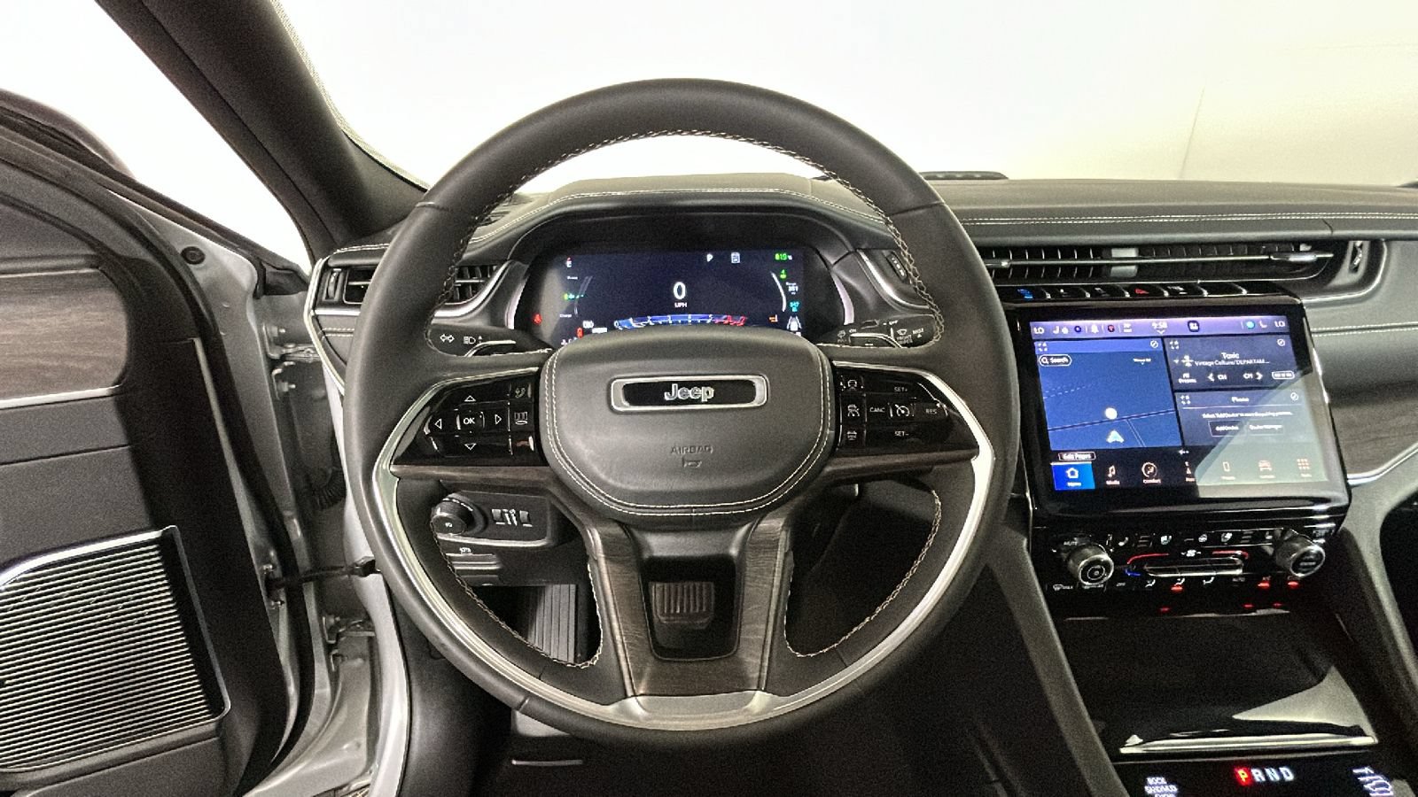 Used 2023 Jeep Grand Cherokee Overland AWD/4WD image 17