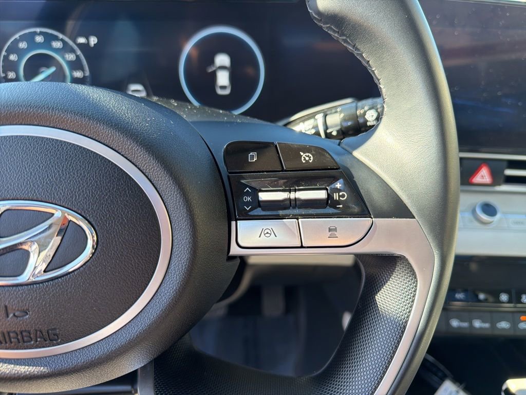 Used 2023 Hyundai Elantra Limited image 21