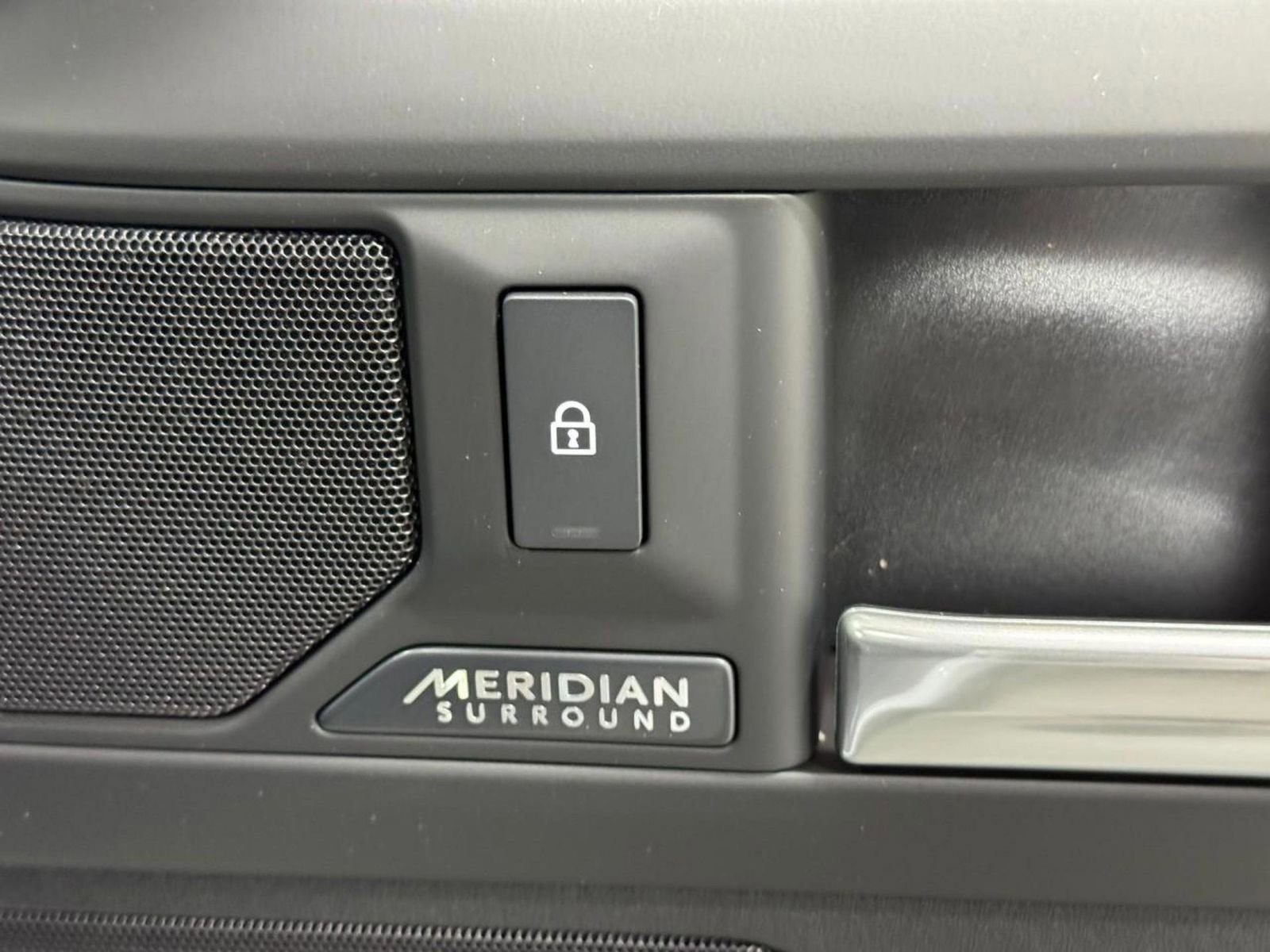 New 2026 Land Rover Defender 130 X-Dynamic SE image 23