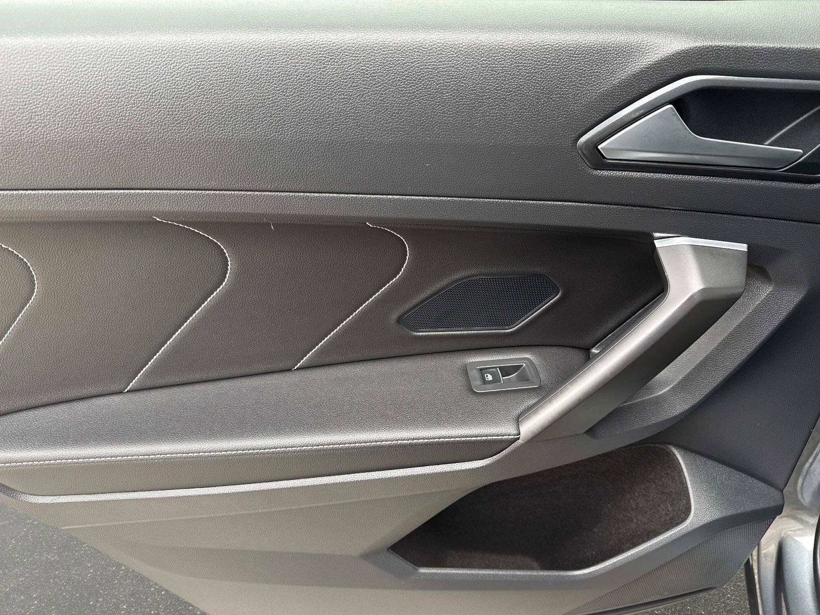 Used 2022 Volkswagen Tiguan SE w/ Panoramic Sunroof Package image 11