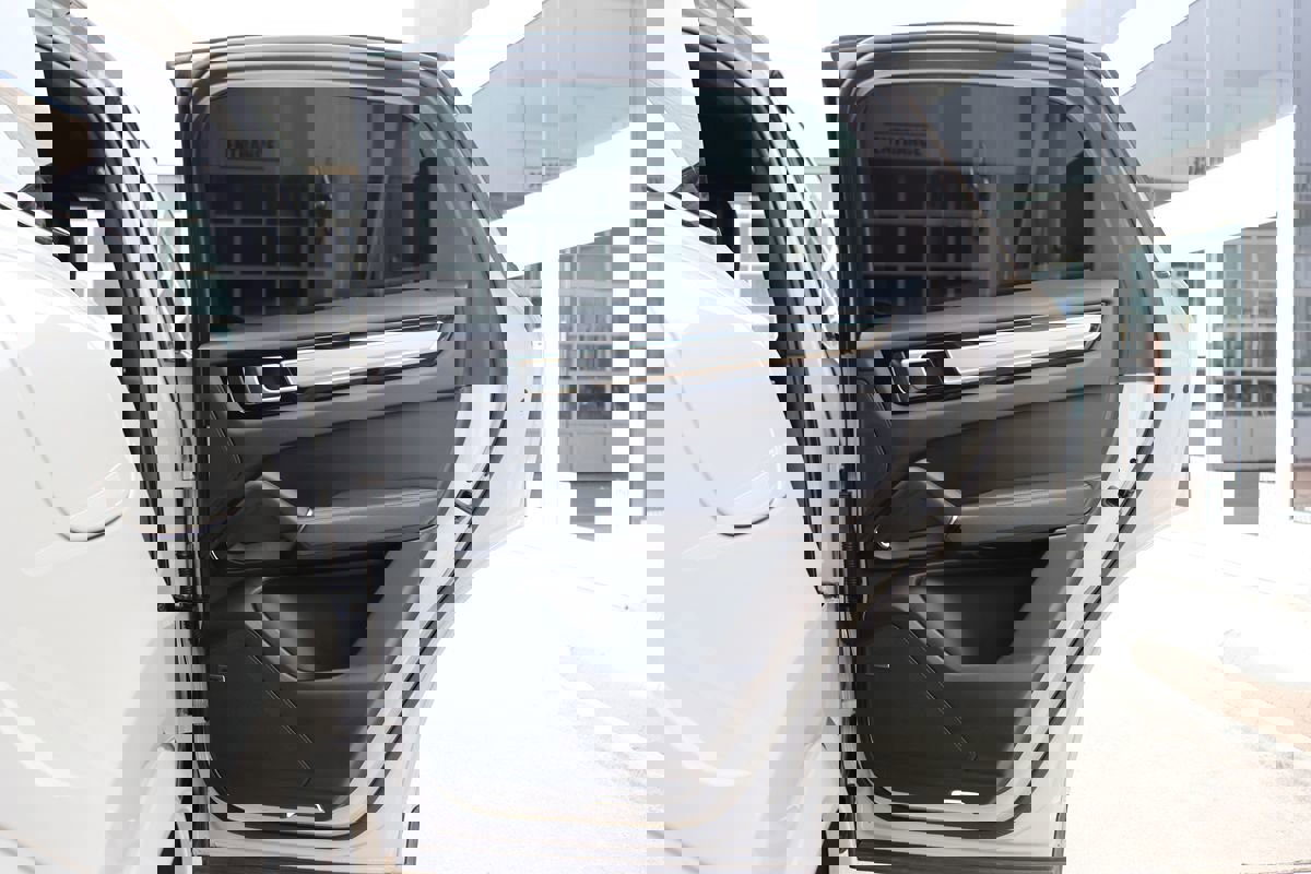 Used 2022 Porsche Cayenne Platinum Edition image 39