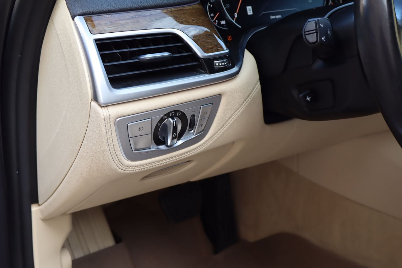 Used 2018 BMW 740i RWD image 24