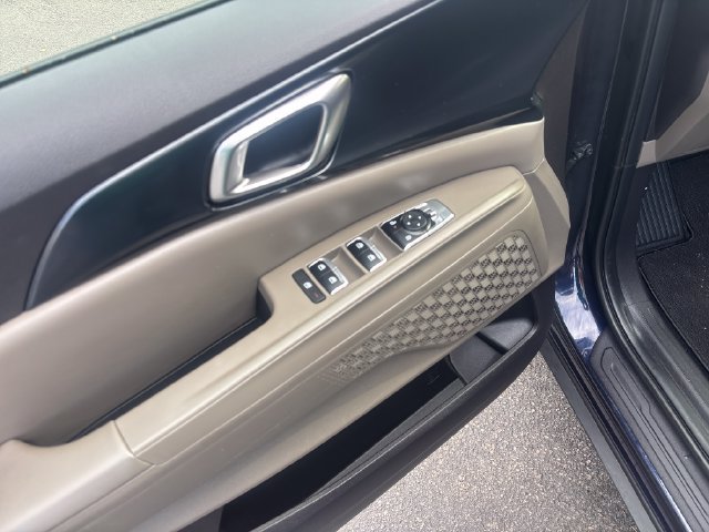 Used 2025 Kia Carnival FWD image 13