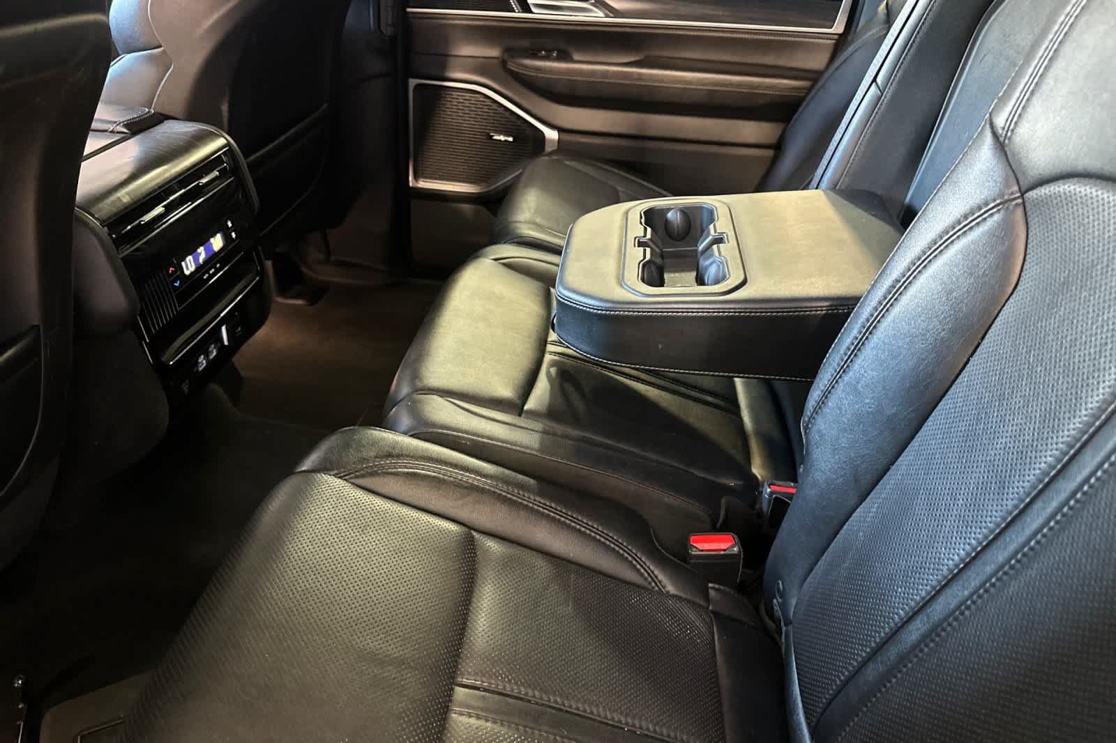 Used 2023 Jeep Wagoneer Series II RWD image 5
