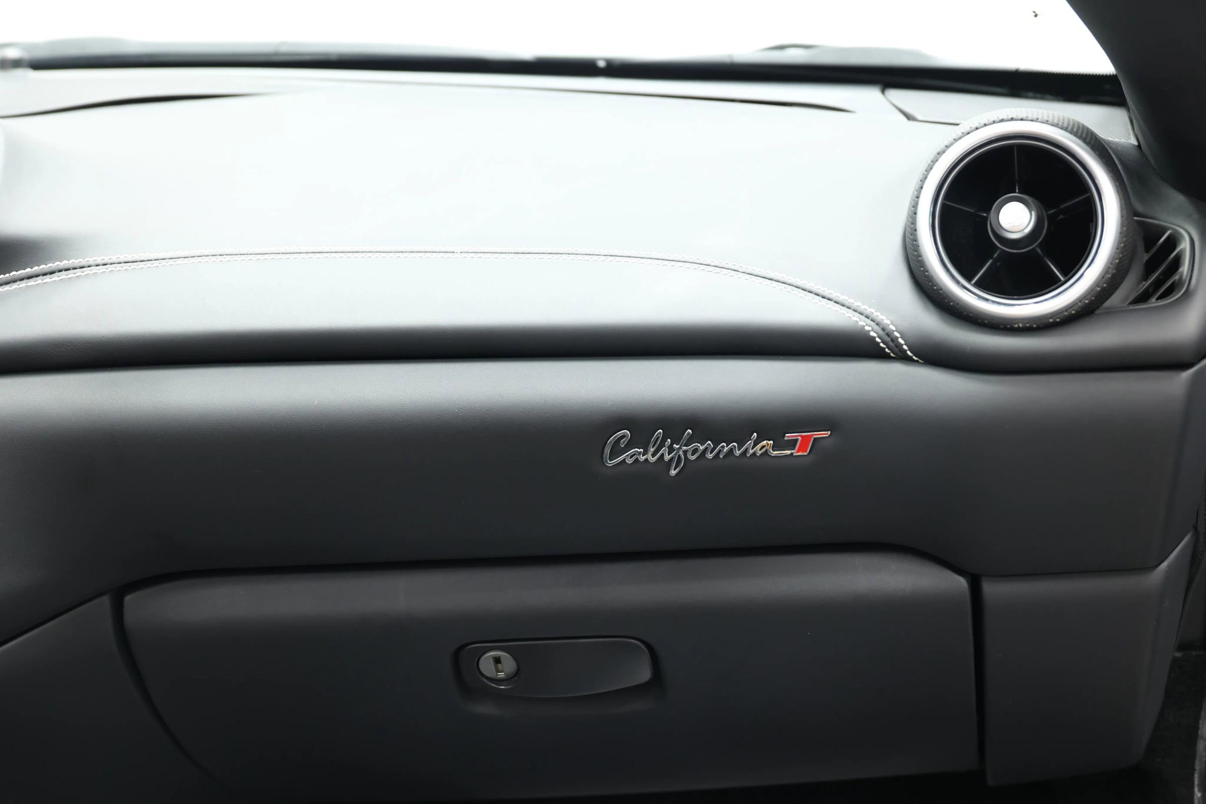 Used 2015 Ferrari California T image 88