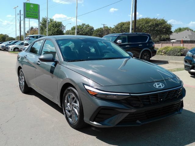 Used 2026 Hyundai Elantra Hybrid FWD image 4