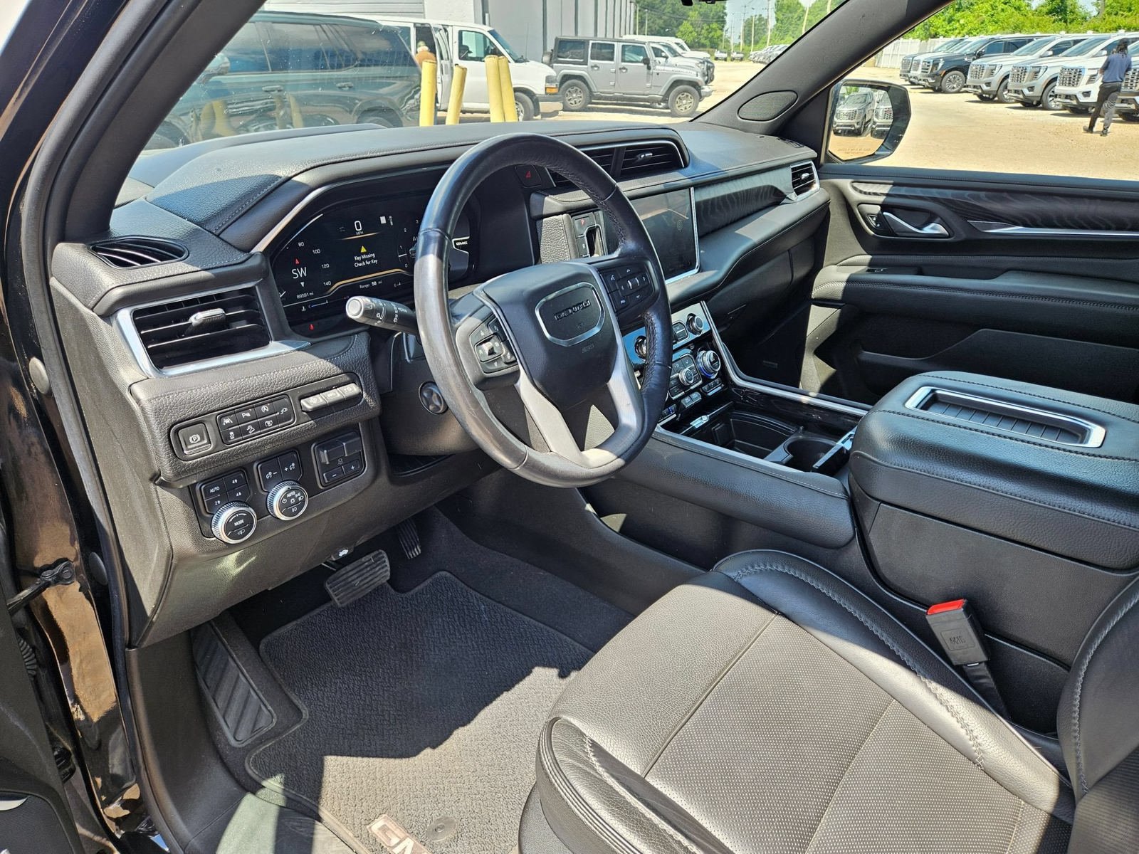Used 2022 GMC Yukon Denali w/ Advanced Technology Package AWD/4WD image 10