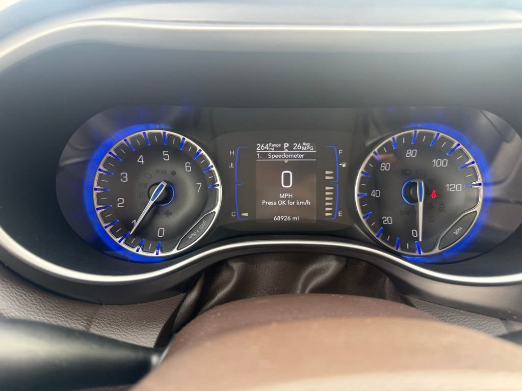 Used 2018 Chrysler Pacifica Touring-L image 16