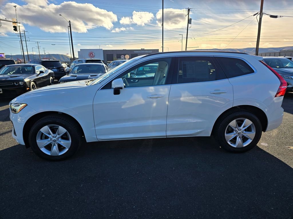 Used 2022 Volvo XC60 B5 Momentum image 2