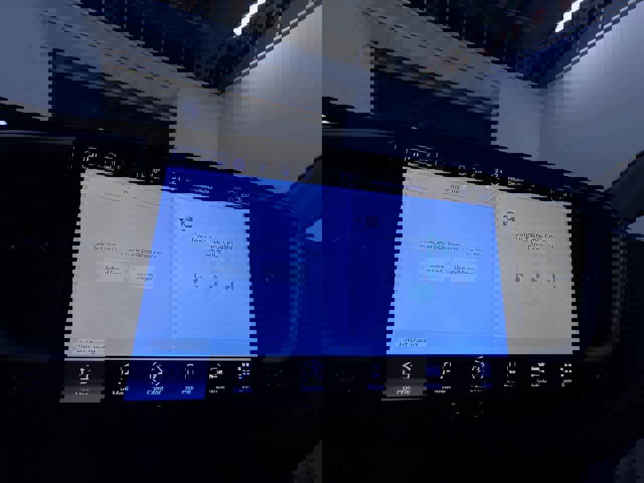 Used 2024 Chrysler Pacifica Touring-L image 23