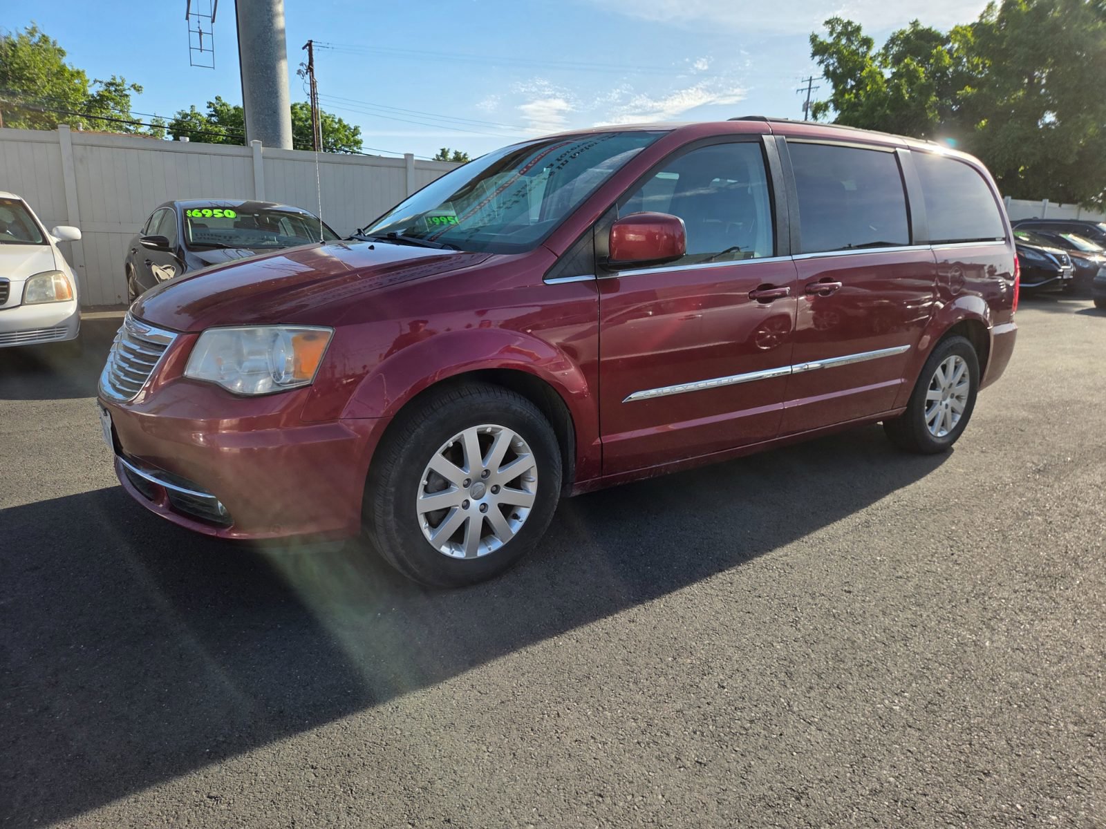 Used 2014 Chrysler Town & Country Touring image 1