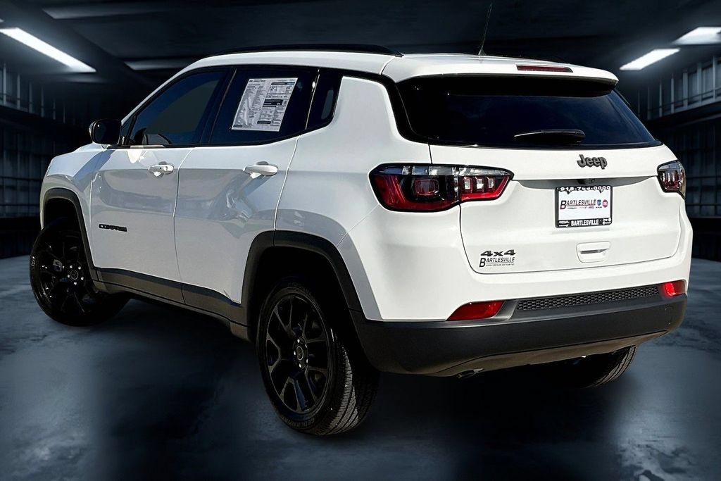 New 2025 Jeep Compass Latitude w/ Sun & Sound Group AWD/4WD image 3