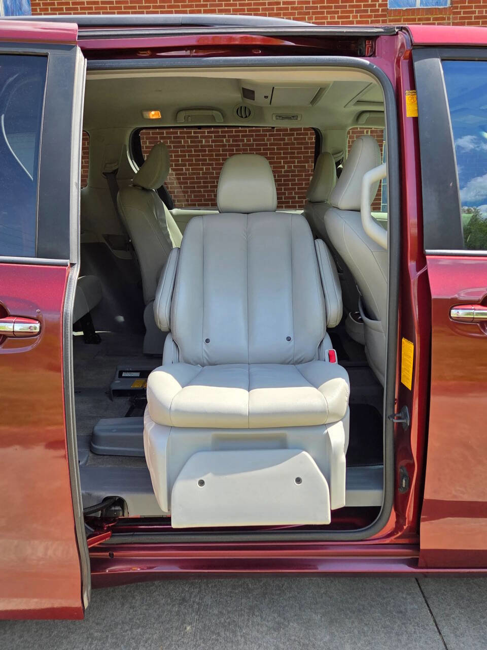 Used 2013 Toyota Sienna XLE image 27