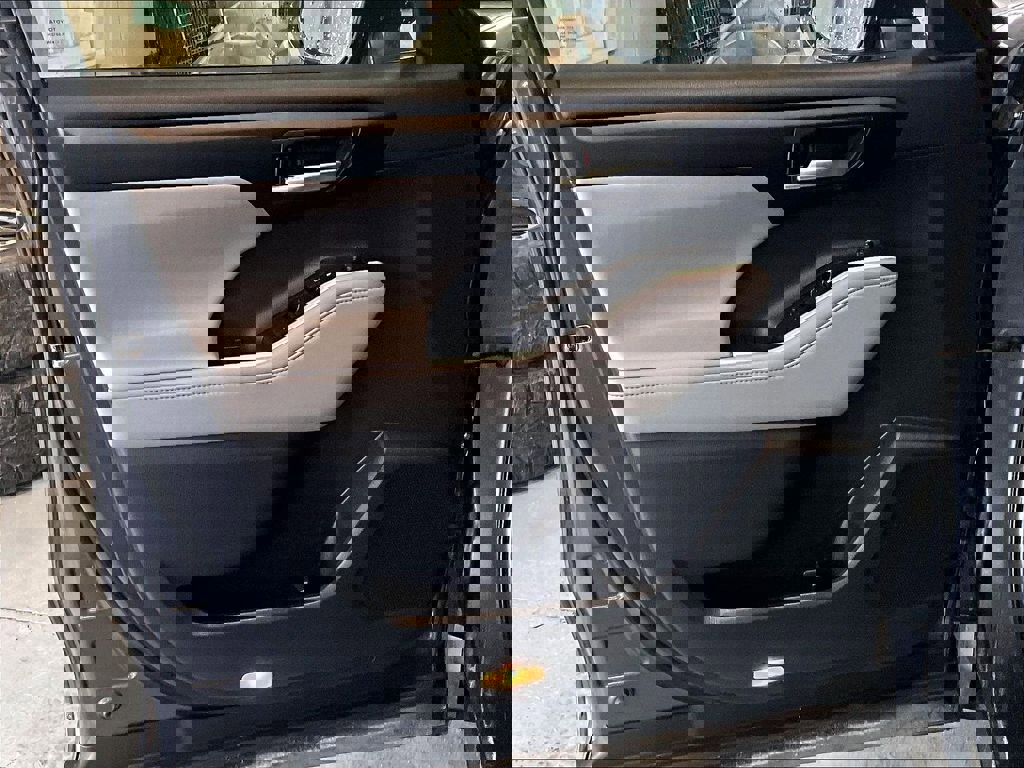 Used 2021 Toyota Highlander XLE image 9