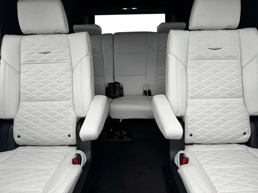 New 2026 Cadillac Escalade ESV Platinum Sport w/ LPO, ONYX Package image 19