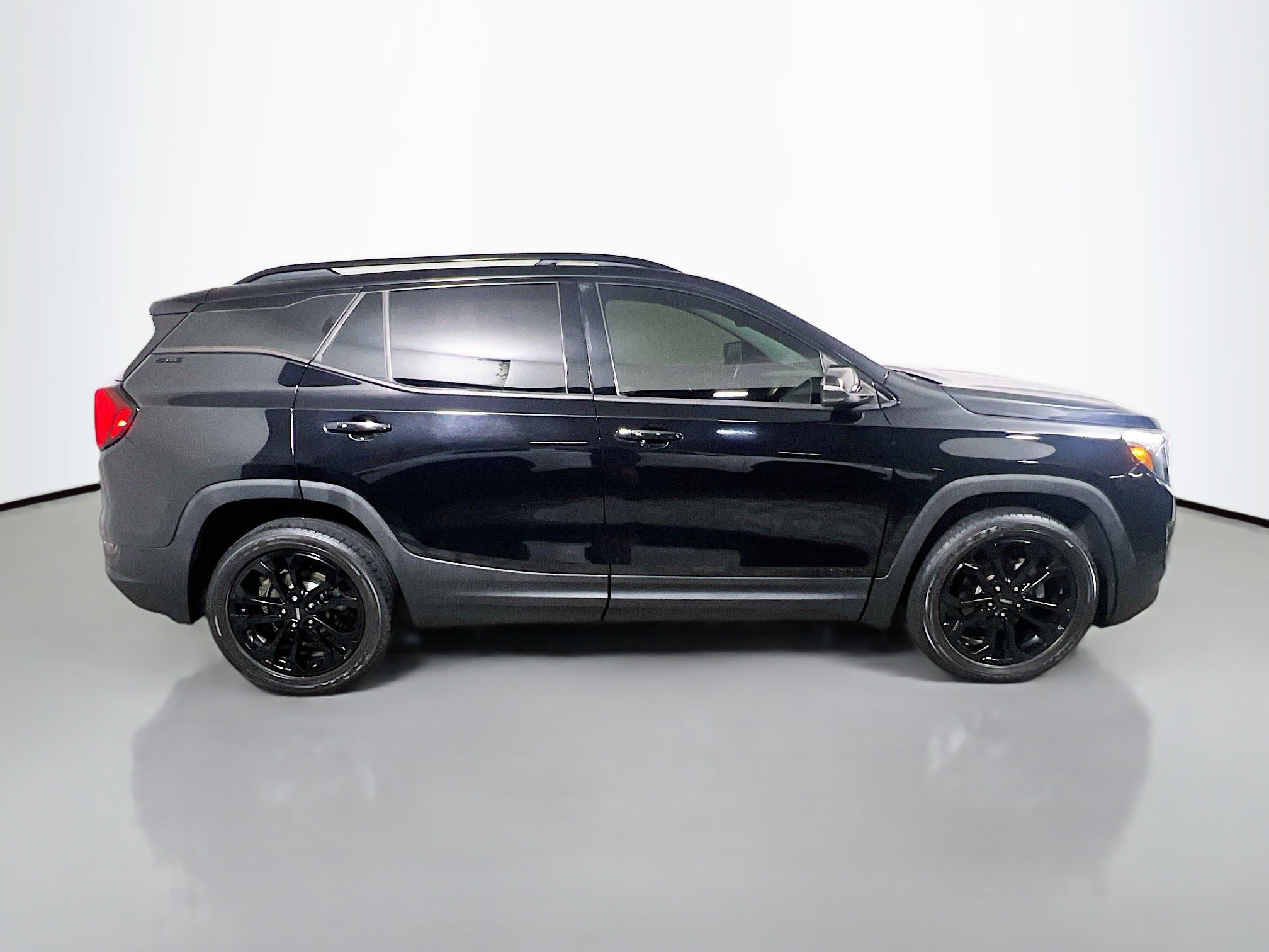 Used 2020 GMC Terrain SLE w/ Driver Convenience Package image 3