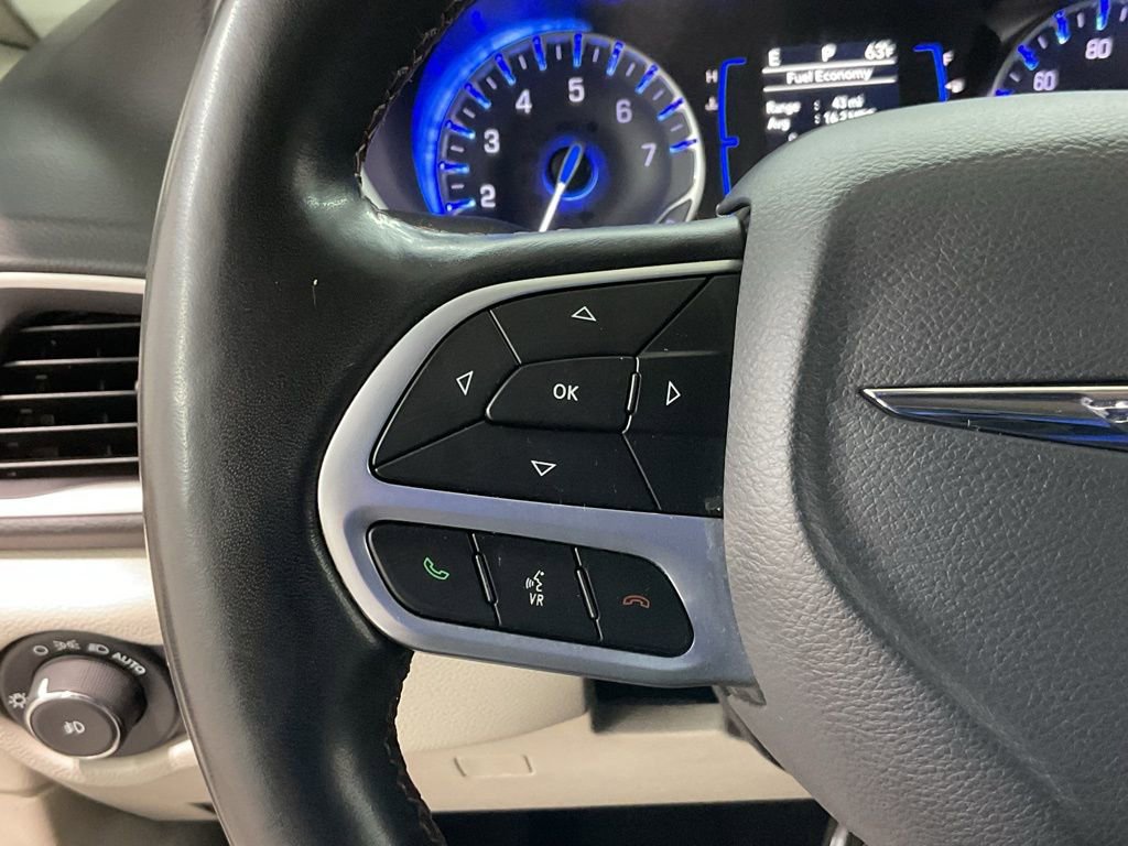 Used 2020 Chrysler Pacifica Touring-L FWD image 9
