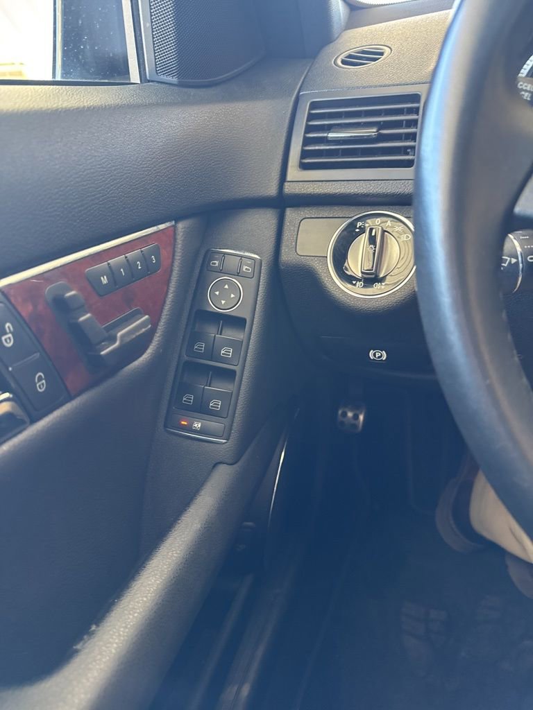 Used 2010 Mercedes-Benz C 300 Sedan image 12