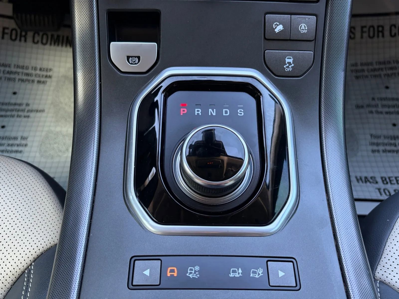 Used 2019 Land Rover Range Rover Evoque SE Premium image 25