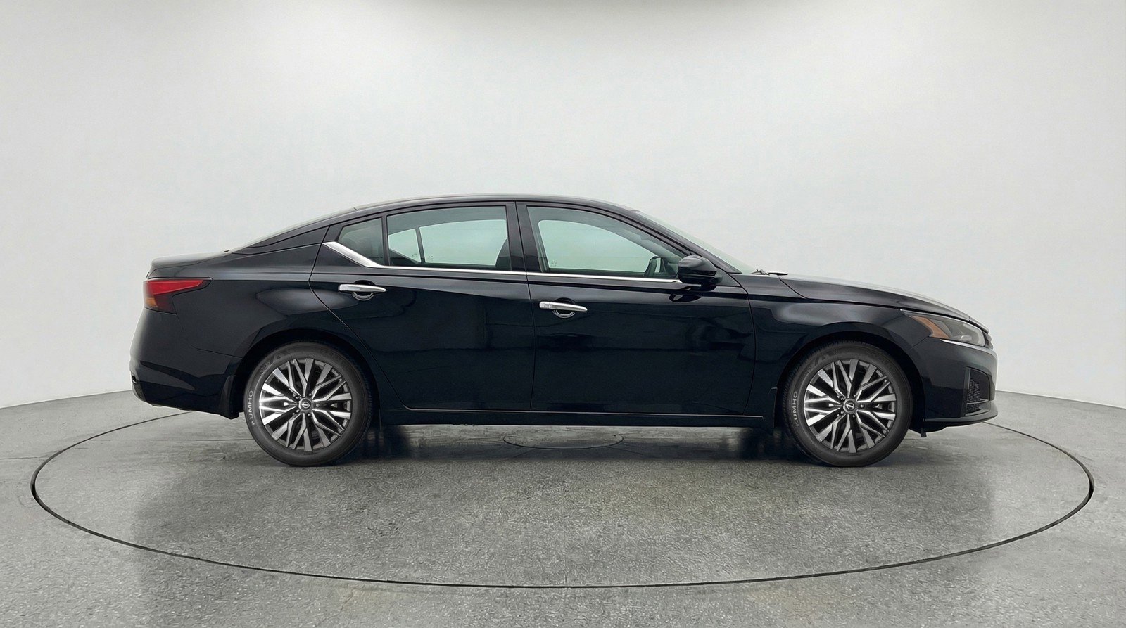 Used 2025 Nissan Altima 2.5 SV image 11