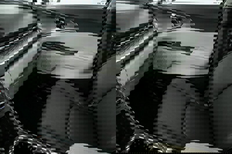 Used 2023 Kia Carnival LX image 28