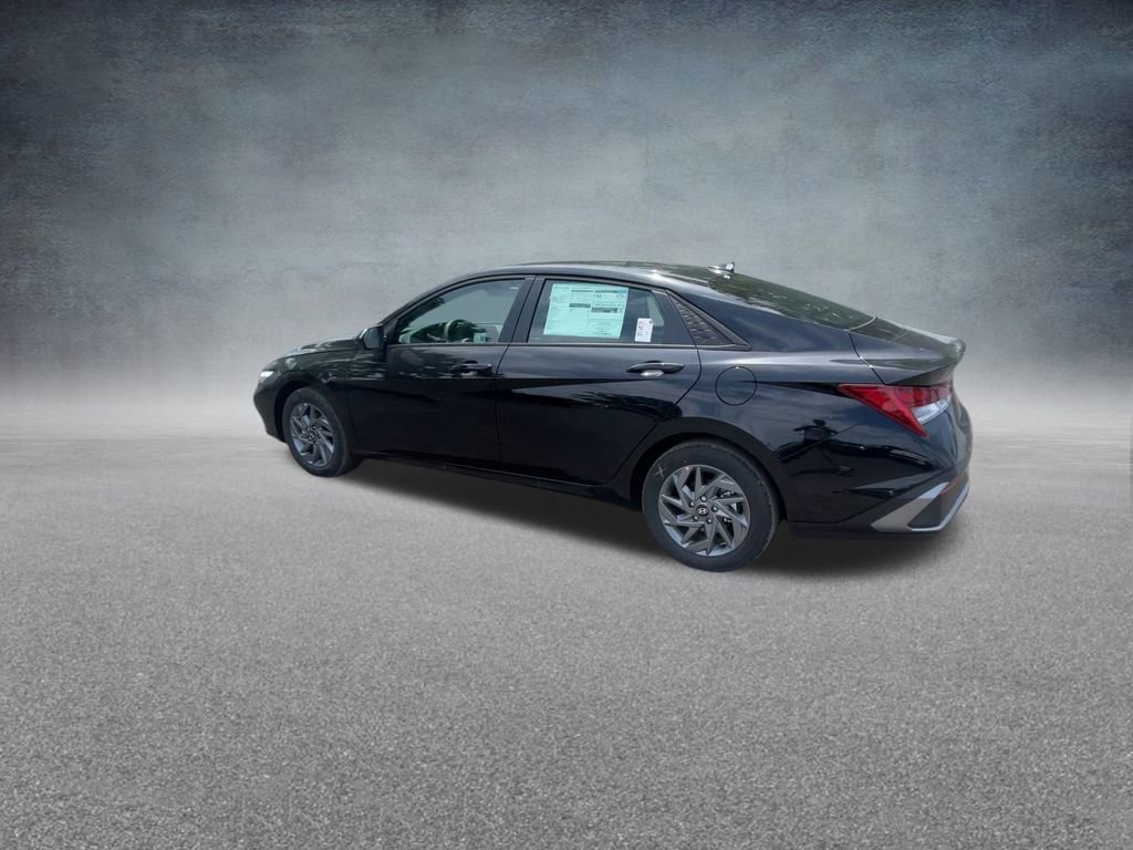 Used 2025 Hyundai Elantra Blue image 16