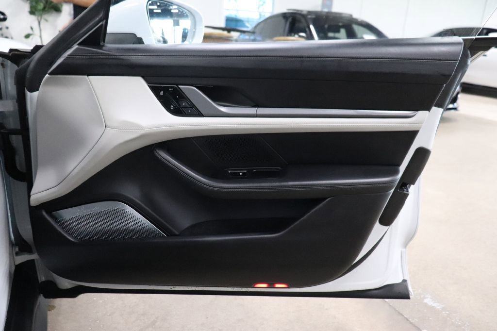 Used 2020 Porsche Taycan 4S image 30