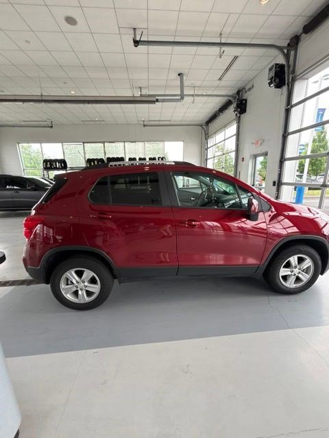 Used 2022 Chevrolet Trax LT w/ LT Convenience Package AWD/4WD image 4