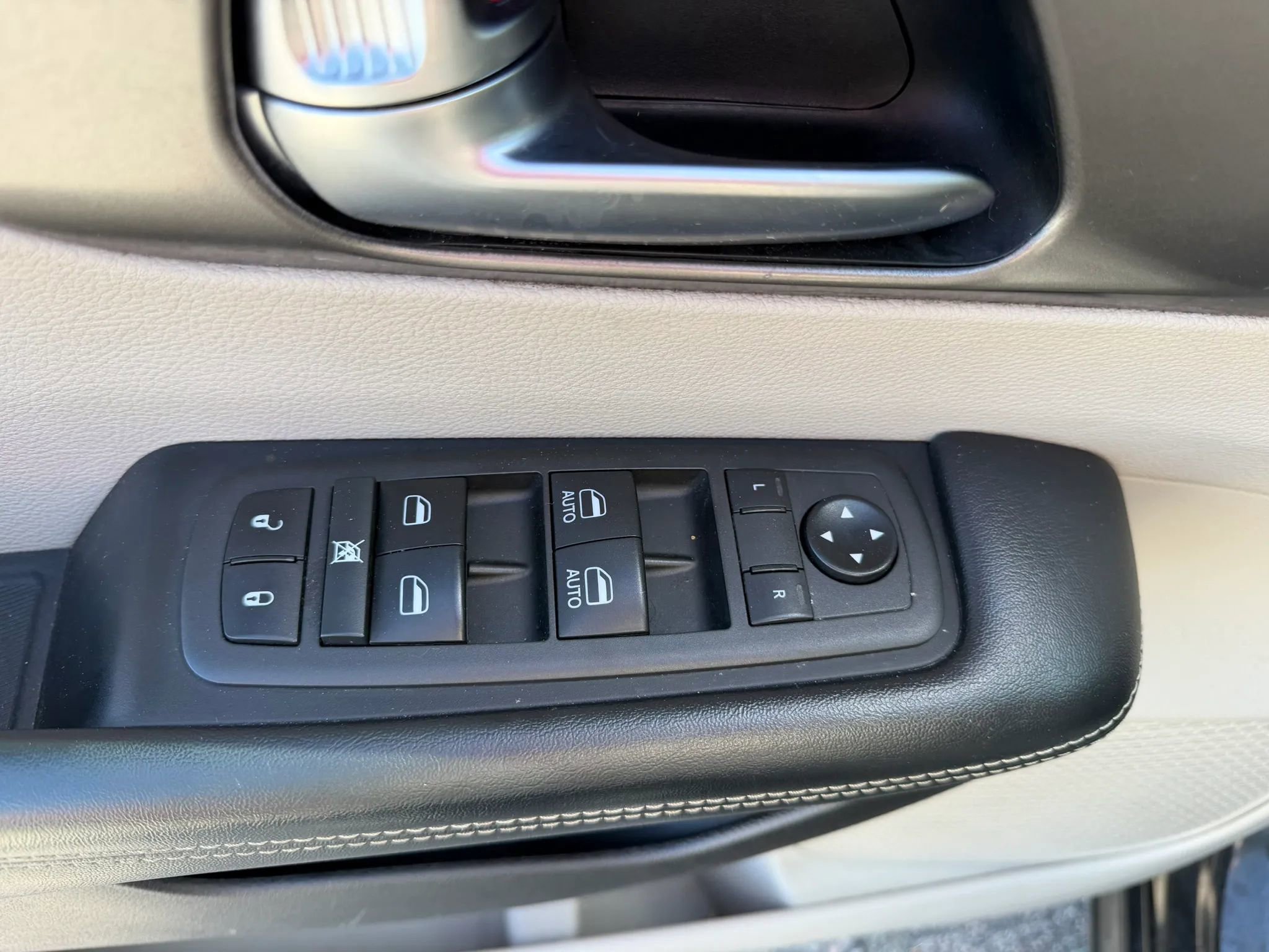 Used 2021 Chrysler Pacifica Touring-L FWD image 26
