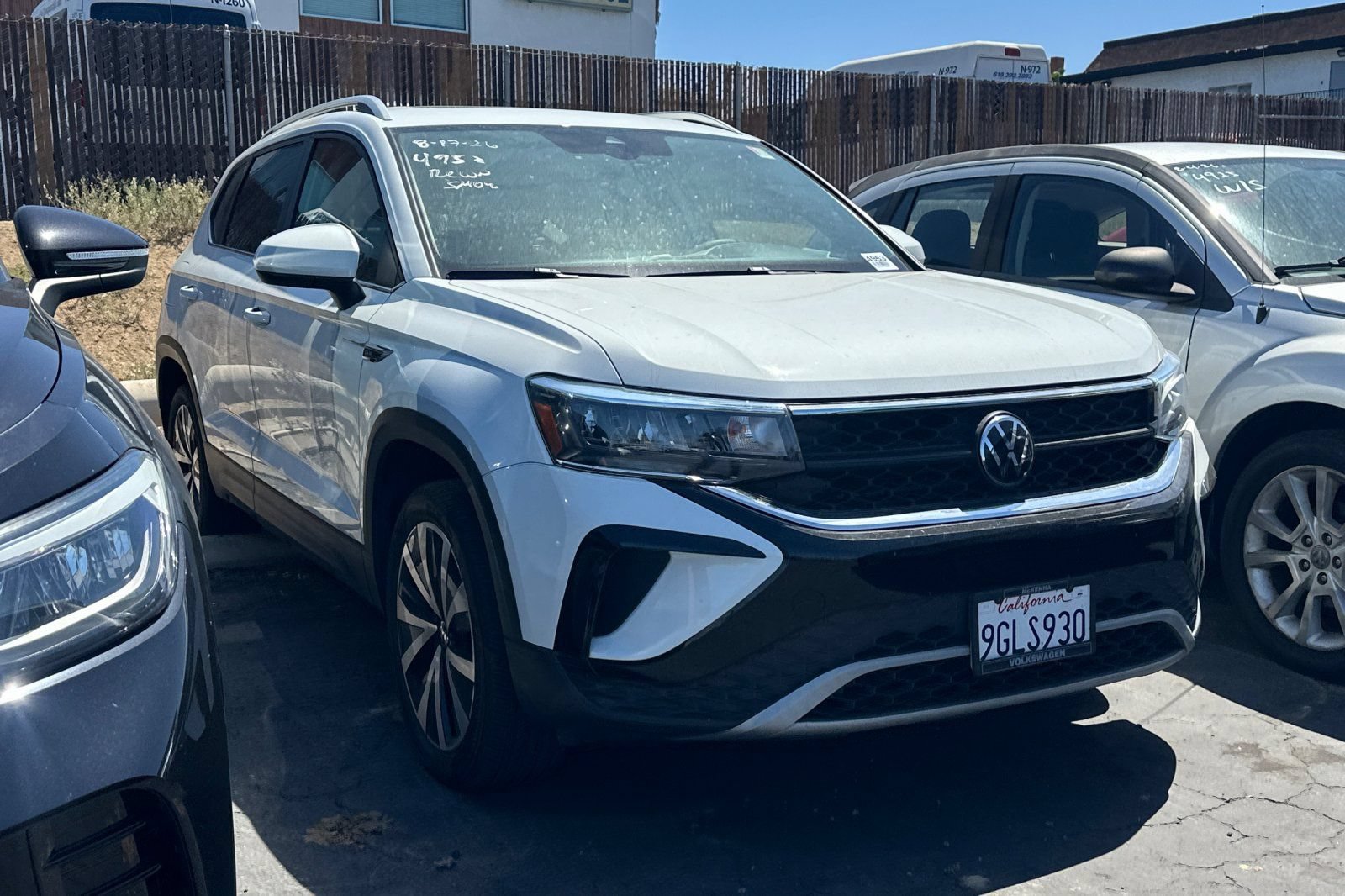 Used 2023 Volkswagen Taos SE w/ Panoramic Sunroof Package FWD image 2