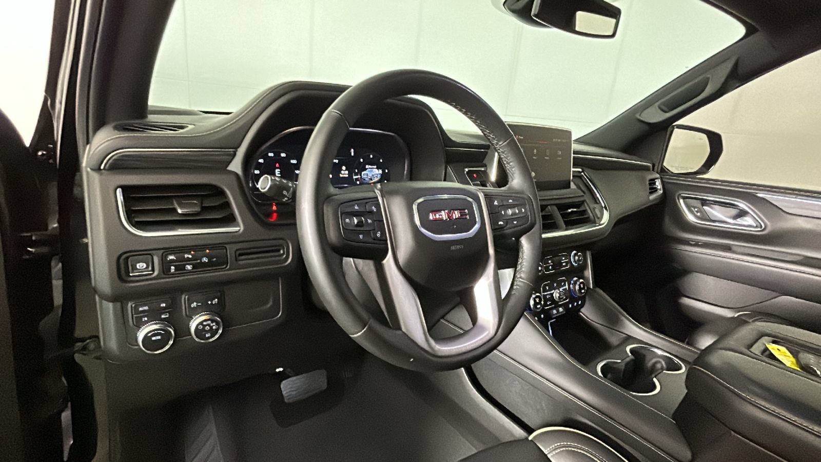 Used 2024 GMC Yukon XL SLT w/ SLT Luxury Package AWD/4WD image 16