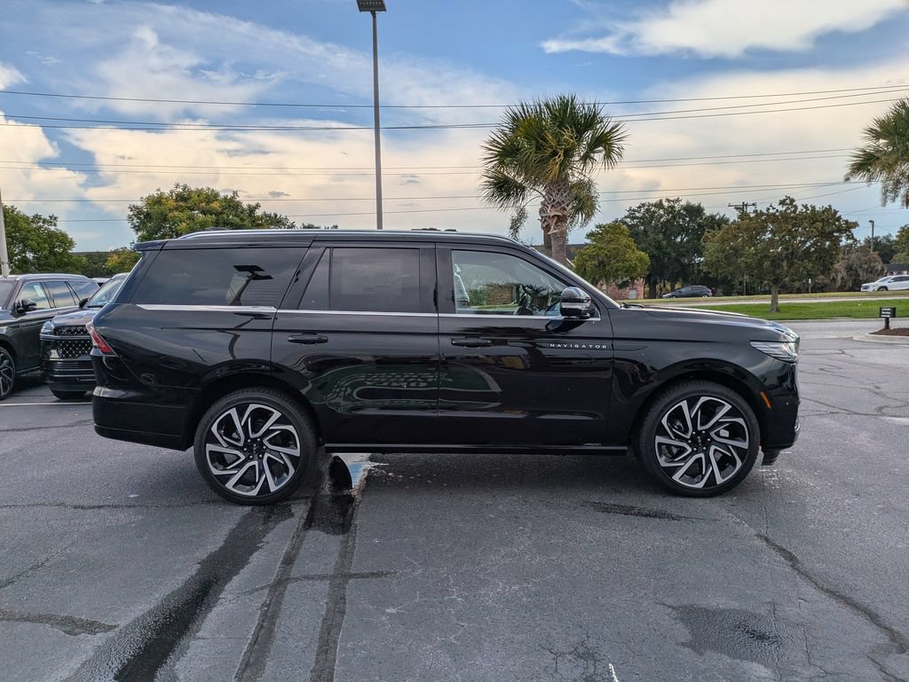 New 2027 Lincoln Navigator Black Label AWD/4WD image 3