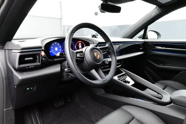 Used 2025 Porsche Macan Electric RWD image 4